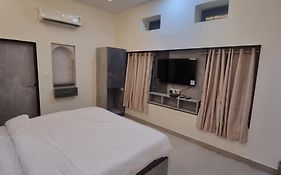 Green Villa - Luxury Rooms At Peaceful Location -200 Mtrs Away From Bus Stand -500 Mtrs From Udaipur Railway Station - Family Suites W Kitchen Also Available